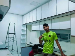 সাদা কিচেন ক্যাবিনেট এবং আধুনিক রান্নাঘরের ইন্টেরিয়র কাজ।